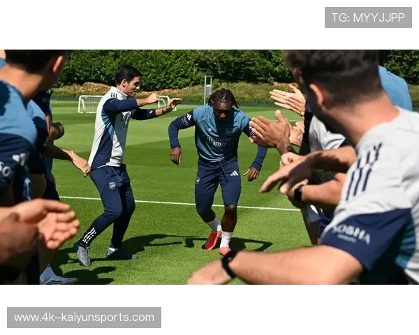 埃泽转会风波：热刺前期努力功亏一篑，阿森纳最终“入洞房”。