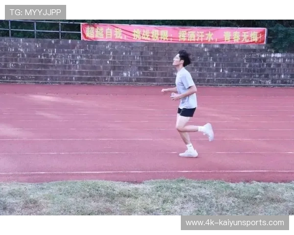 运动员在赛场上弓步戒备，眼神坚定寻找得分时机。