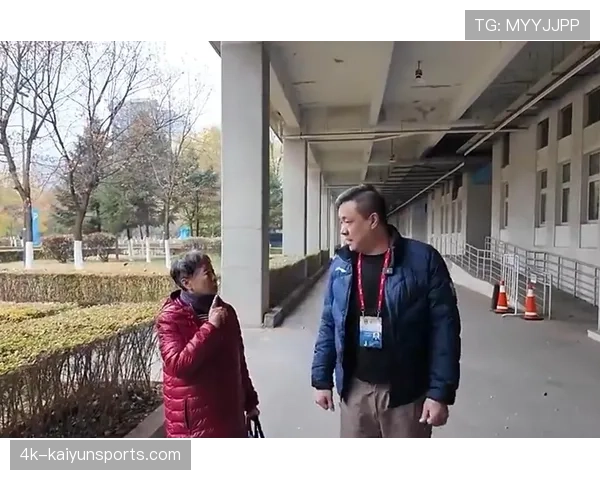 特写：一位老年球迷在志愿者帮助下，第一次通过平板电脑与远方的孙子同步观赛