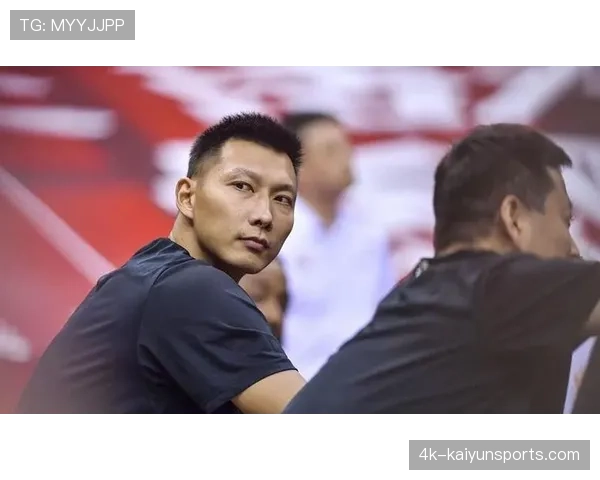 特写:老将易建联现身广东队训练场,担任临时投篮教练指导年轻球员 特写:老将易建联现身广东队训练场,担任临时投篮教练指导年轻球员